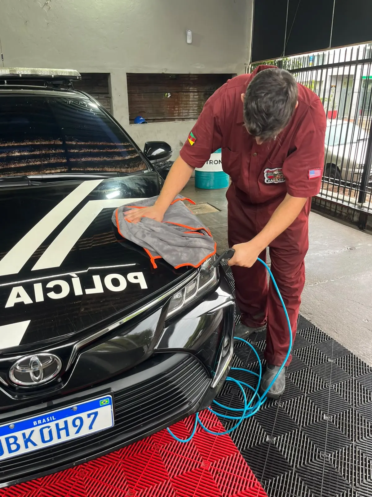 Detalhamento de acabamento em veículo preto